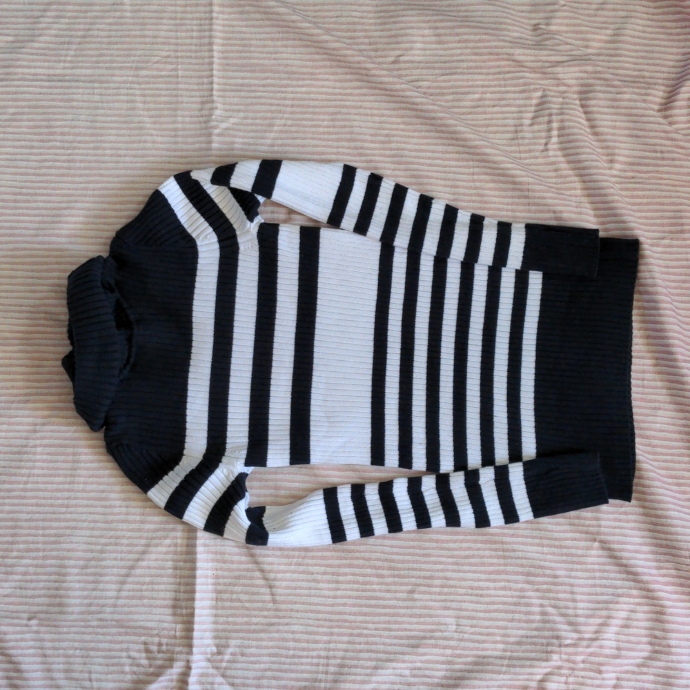 Sweater Small - Picture 2 of 8